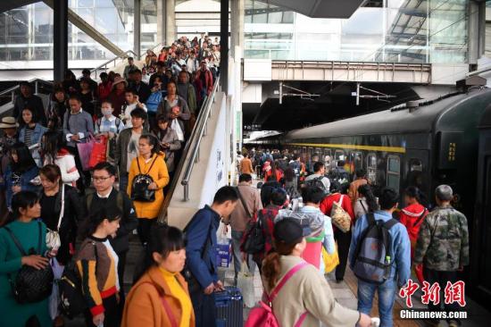 中国：5月1日起特定严重失信人将限制乘坐火车