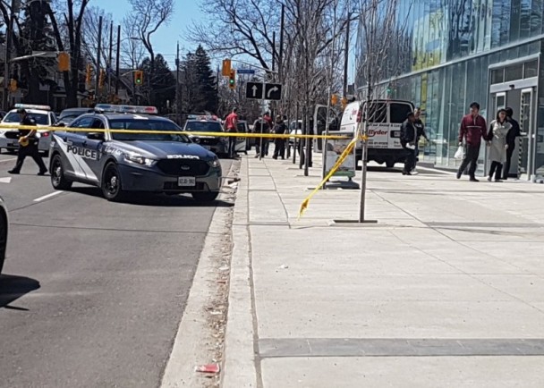 多伦多一辆货车撞向路人十人受伤