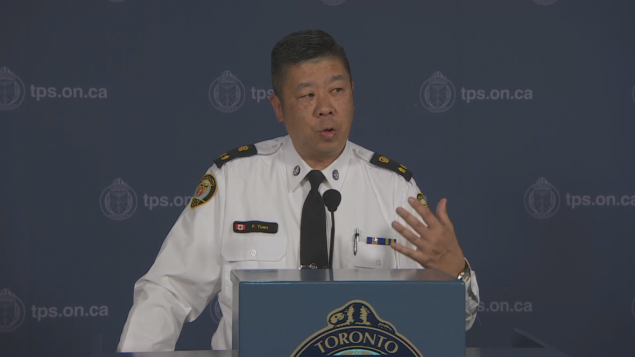 别叫我英雄：多伦多警局副局长代制服撞人案嫌犯的林警官答记者问