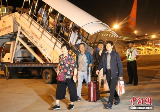 海南“59国免签新政”实施 首批免签游客飞抵三亚