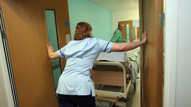 加拿大护士不好当：工作时间长，压力大，有时还被患者打