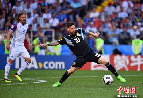 资料图：俄罗斯世界杯，阿根廷队首战1-1战平冰岛。图为中国企业的场边广告。<a target='_blank' href='http://www.chinanews.com/'>中新社</a>记者 毛建军 摄