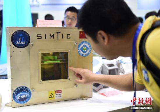 奇迹！澳医生用3D打印脊椎令骨骼畸形男童“获重生”