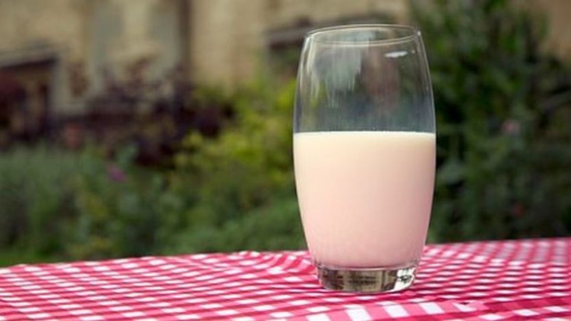 全脂牛奶营养丰富，可以保护心脏。