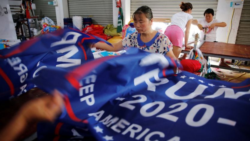 特朗普早前下令向中国进口的货物征收关税，他为竞选连任的海报却被揭发在中国制造，引来批评。