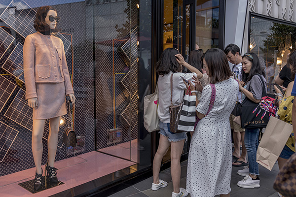 土耳其里拉暴跌促使旅游预订量激增，许多中国游客专门去购物