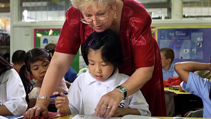 澳大利亚一名小学教师向几名英语为第二语言的学生教授故事写作技巧。