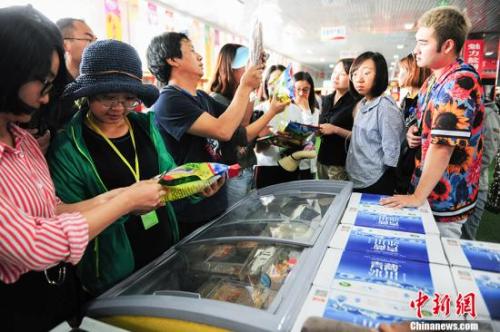 资料图：游客在电商园内选购产品。 <a target='_blank' href='http://www.chinanews.com/' >中新网</a>记者 富宇 摄