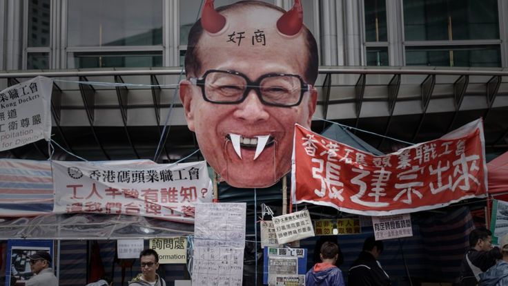 李嘉诚在地球首富排行榜上名列第23，但在香港也没少受抨击和抗议