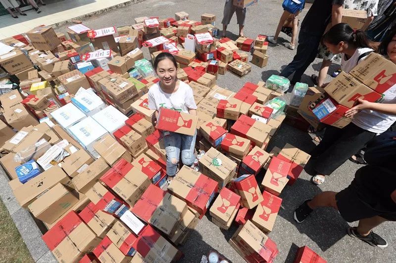 人生赢家！南京大二女生一次收到618个快递