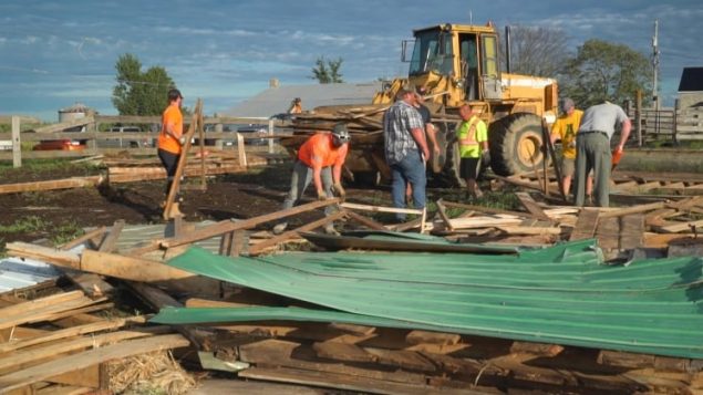 几分钟的狂风暴雨刮没了安省一家农场的两座谷仓