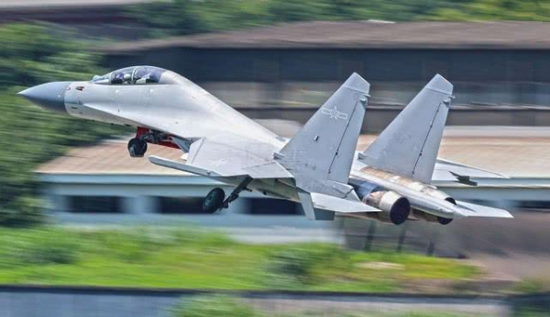 美媒:中国歼-20战机已换装国产发动机试飞