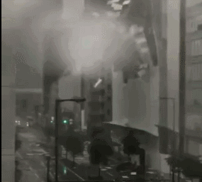 吓人!台风横扫日本汽车两轮漂移 机场直接变港口