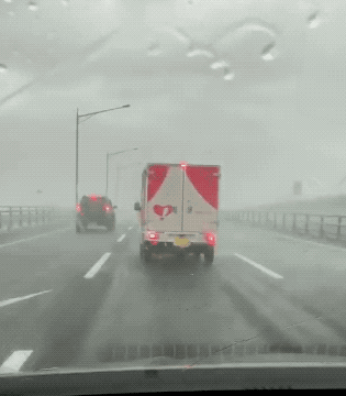 吓人!台风横扫日本汽车两轮漂移 机场直接变港口