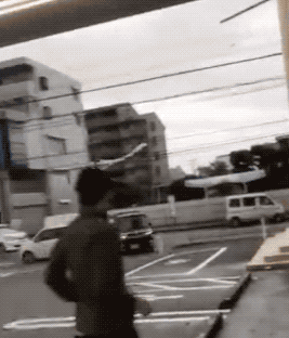 吓人!台风横扫日本汽车两轮漂移 机场直接变港口