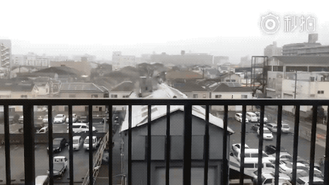 吓人！台风横扫日本汽车两轮漂移 机场直接变港口