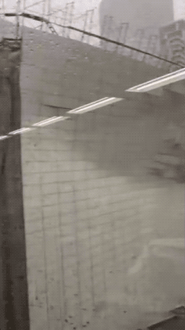 吓人!台风横扫日本汽车两轮漂移 机场直接变港口