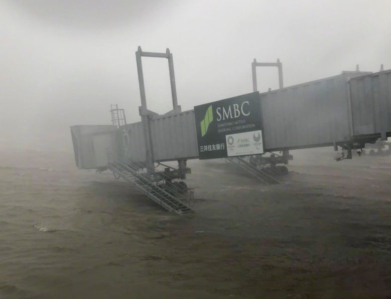 吓人！台风横扫日本汽车两轮漂移 机场直接变港口