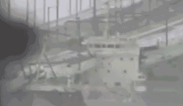 吓人！台风横扫日本汽车两轮漂移 机场直接变港口
