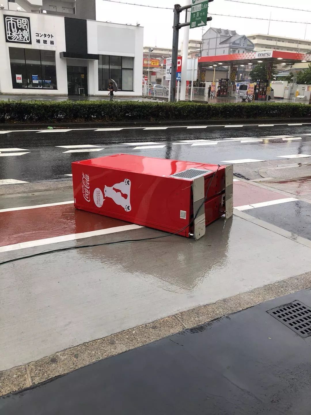 吓人!台风横扫日本汽车两轮漂移 机场直接变港口