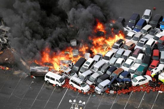 强台风致日本一车展现场被大水侵袭 百辆汽车爆燃