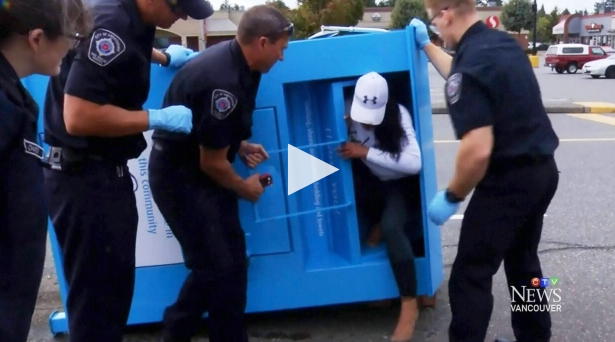 进去容易出来难，衣物捐赠箱又险些“吃人”