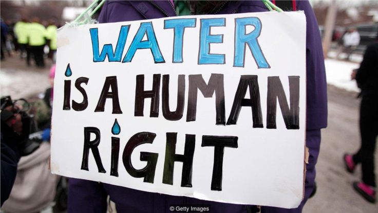 在美国密歇根州弗林特市，民众对水质的担忧引发了大规模抗议。