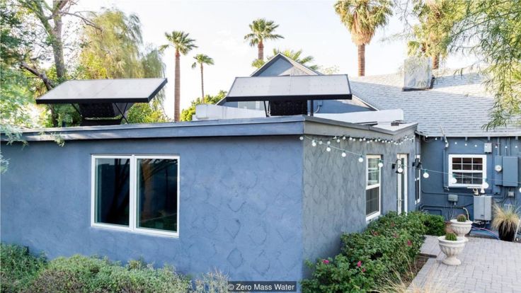 水力板利用太阳能从"化学海绵"中吸出水分，而海绵则从空气中吸收水气。