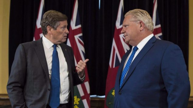 多伦多市议员从 47 减到 25，蒙特利尔和温哥华市议员多少人？