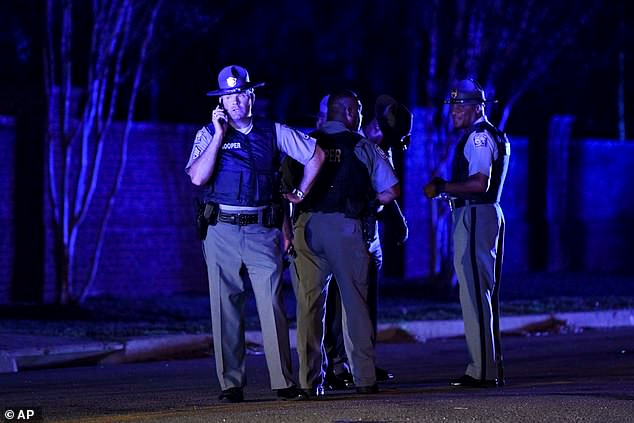 美男子挟持儿童向警察开枪 7名警员中弹1人殉职