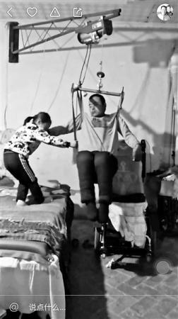 父亲高位瘫痪母亲带儿子出走 6岁女儿直播照顾父亲走红