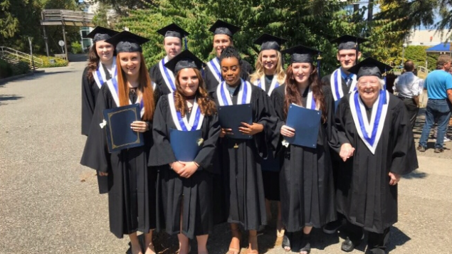 温哥华92岁老奶奶实现完美人生的最大心愿，拿到高中毕业证书