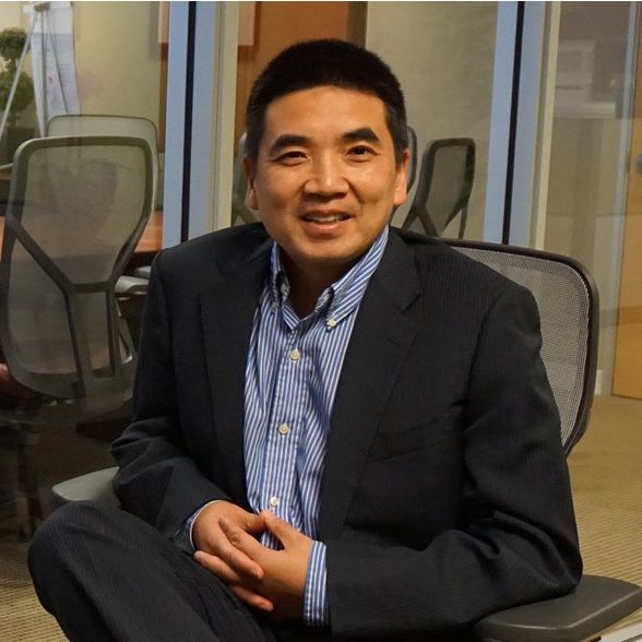 拒签8次才赴美国 华人袁征如何成为全美最受欢迎老板