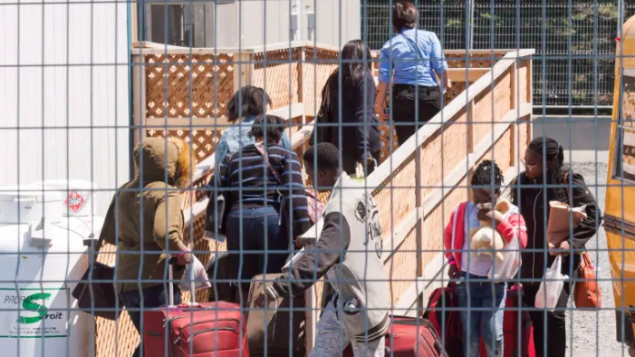 应叫非法越境者还是非常规难民申请者？