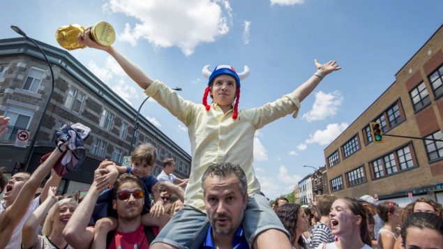 法国队夺冠世界杯，蒙特利尔的法国人乐开怀