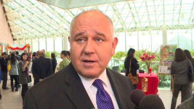 万锦市长回应反对安置难民的示威和请愿