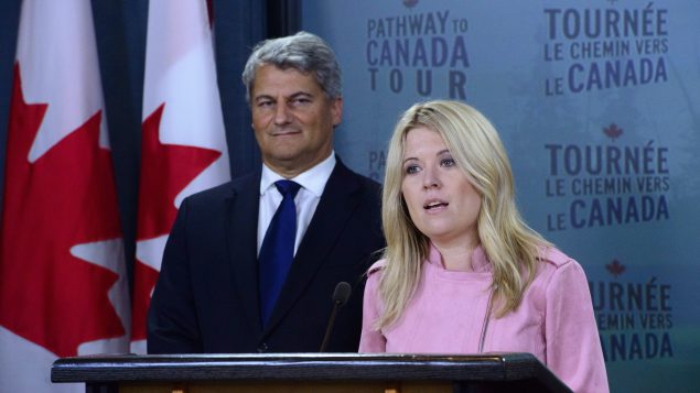 保守党在争议声中公布移民政策纲要， 希望“将移民政策纳入正轨”