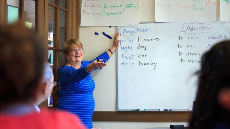 马萨诸塞州（Massachusetts ）的一座教堂，来到美国的移民们在上英语课。