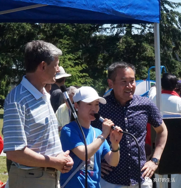 韦勤信在本拿比与社区民众见面   省议员候选人王小宝担任翻译