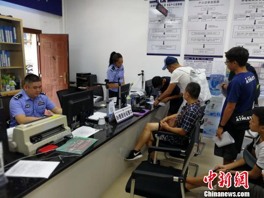 在北海投资、就业的台胞到该市公安局公园派出所办理台湾居民居住证。　翟李强 摄