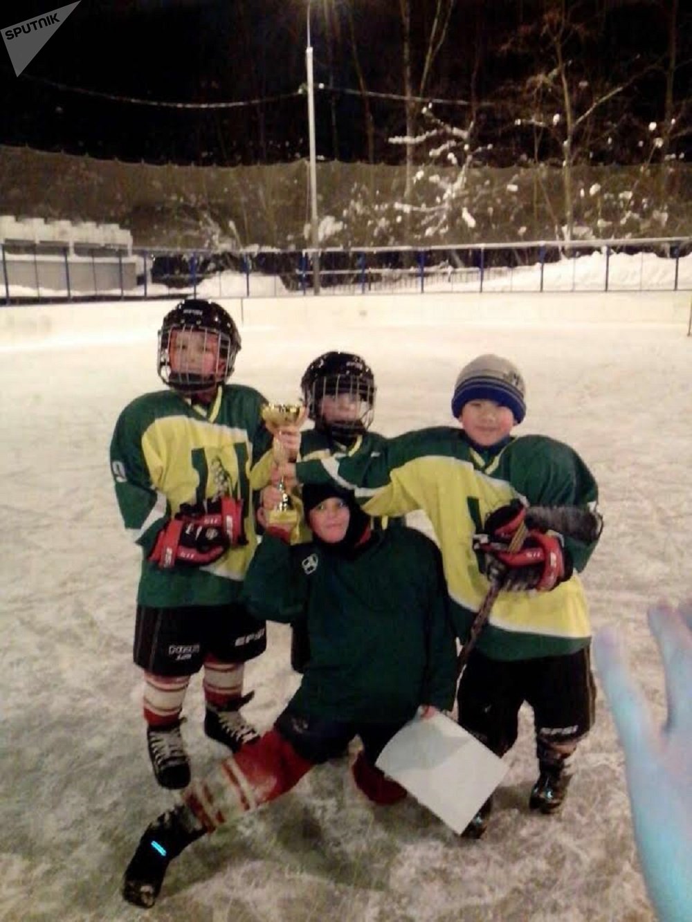 赵女士的儿子和当地同学一起参加冰球比赛