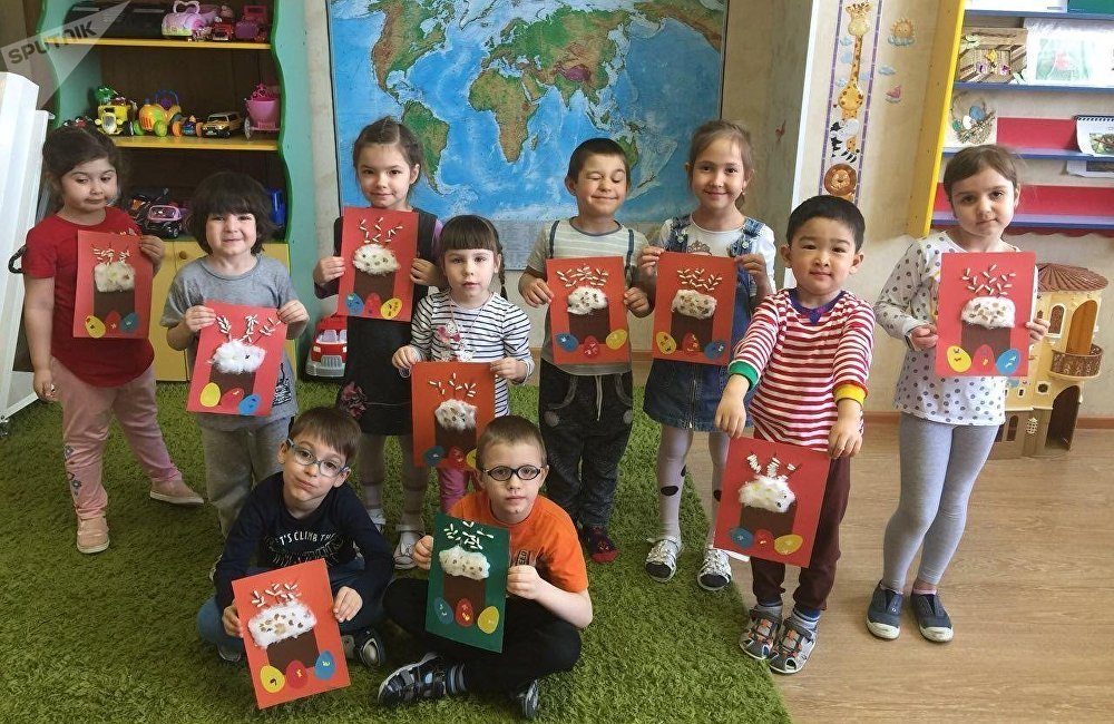 吉马在幼儿园和当地小朋友一起做手工