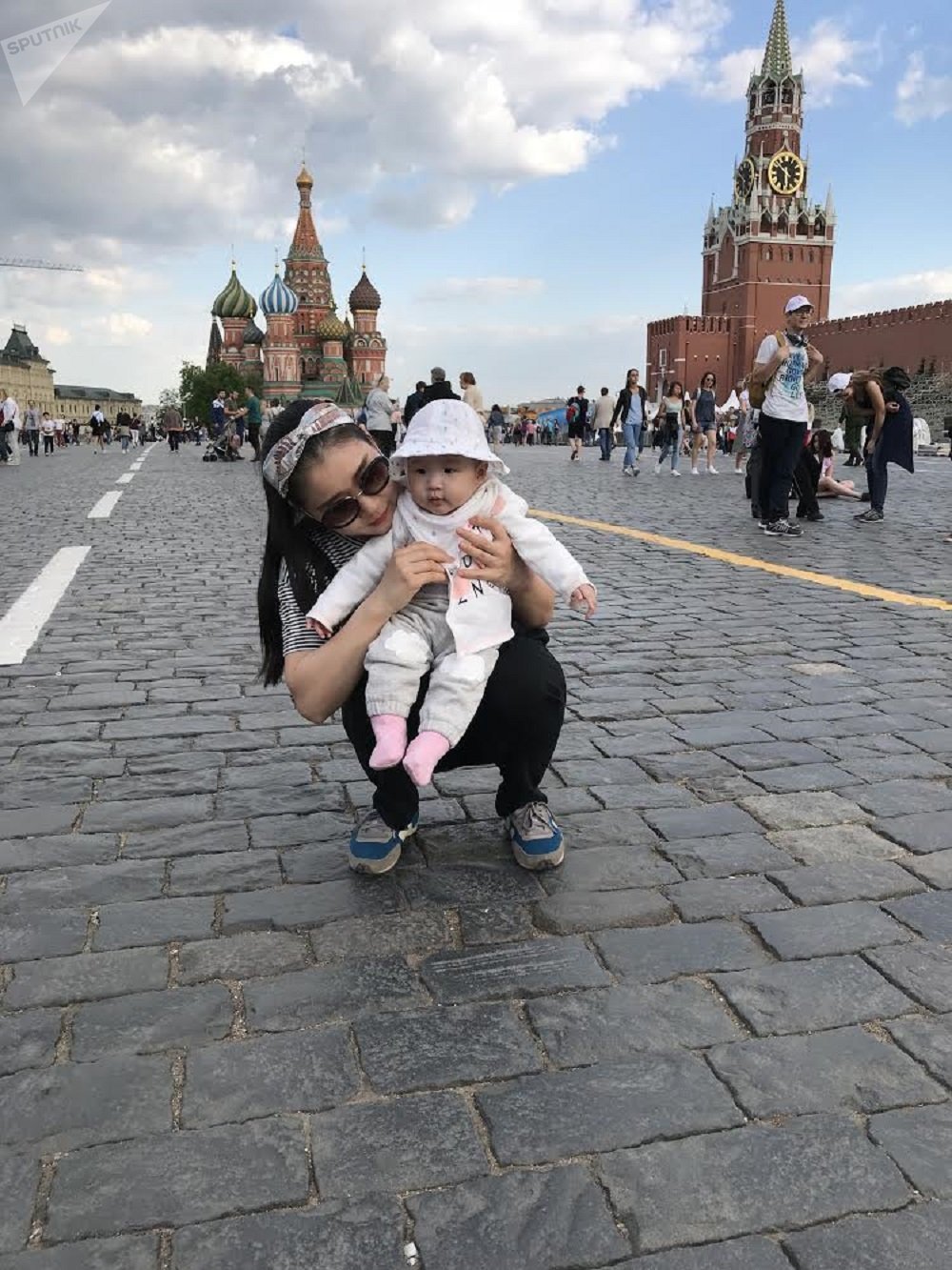 薛女士带女儿来红场游玩