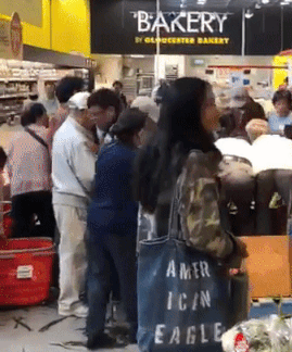 玉米减价 多伦多华人33秒全抢空 店员被撞飞