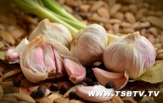 用大蒜炝锅真的会致癌吗？会产生致癌物但数量极少