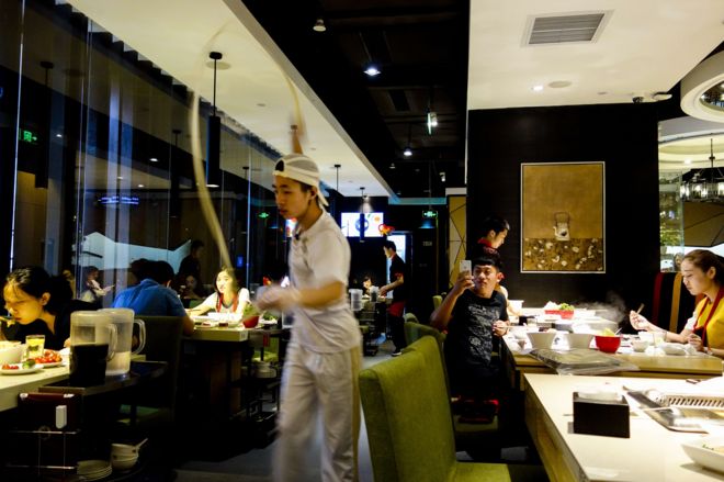 网红表演拉面秀