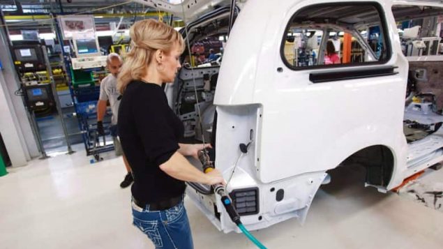 道明银行预测: 汽车业关税将致16万人失业，加元暴跌