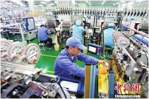 湖南某公司微电源模块生产线。陆晓鹏 摄