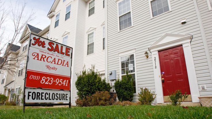 危机爆发后的几年里，美国数百万家庭的住宅被银行等房贷机构收回拍卖。