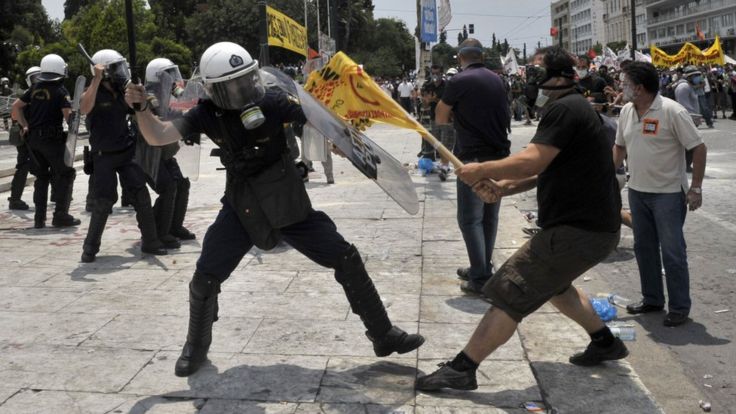 2011年6月29日，雅典希腊议会大厦前示威人群跟防暴警察爆发冲突